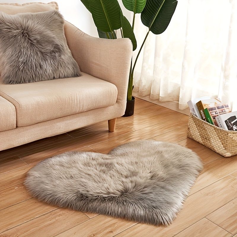 Heart-Shaped Plush Rug Doba
