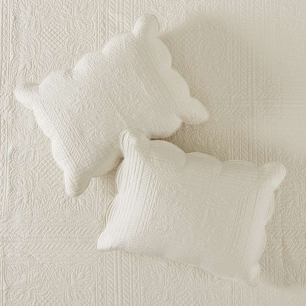 3 Piece Reversible Scalloped Edge Quilt Set